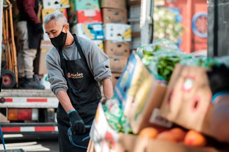 Integrante de Núcleo Humanitario trabajando con alimentos